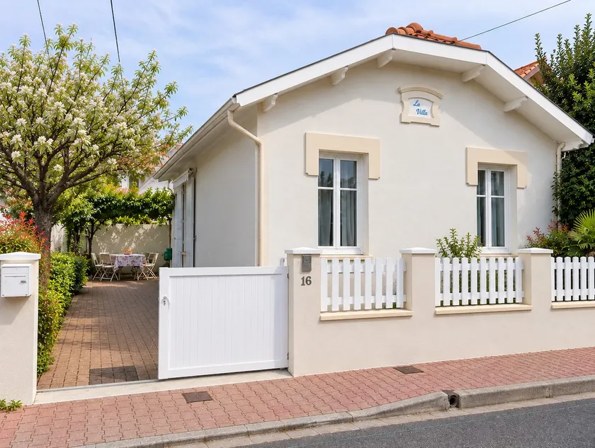 Fisherman's house – Eyrac beach 6 min walk - Image 1