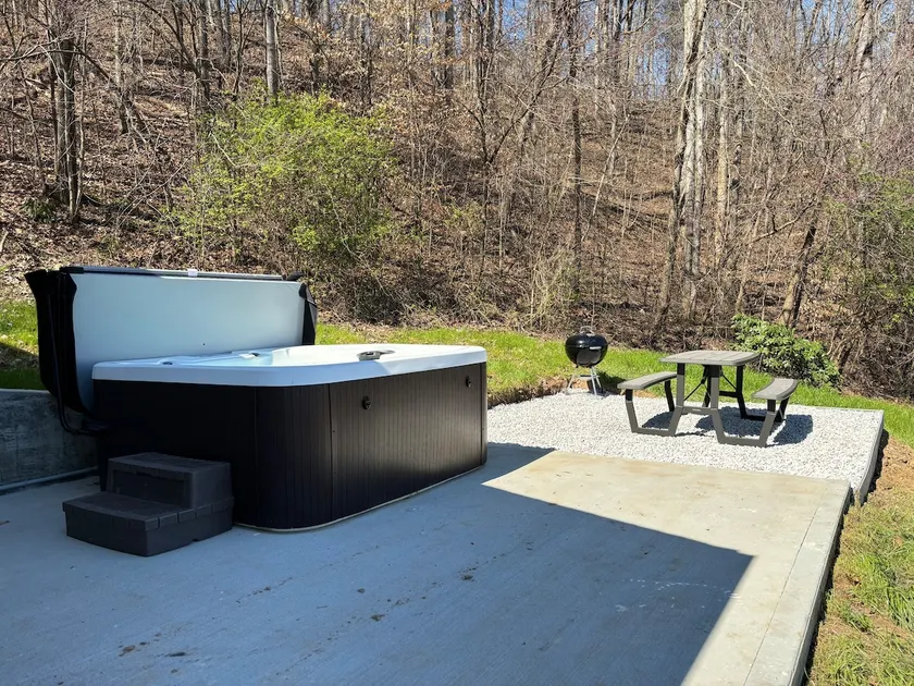 Hot tub! Fire Pit! Picnic area! Grill! View! @RRG - Image 1