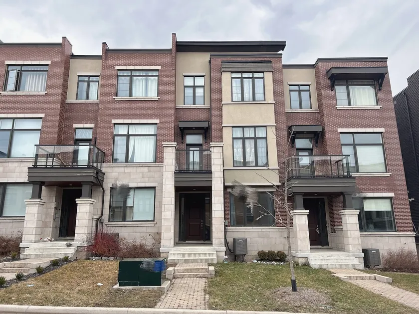 Modern Townhome In Maple - Image 1