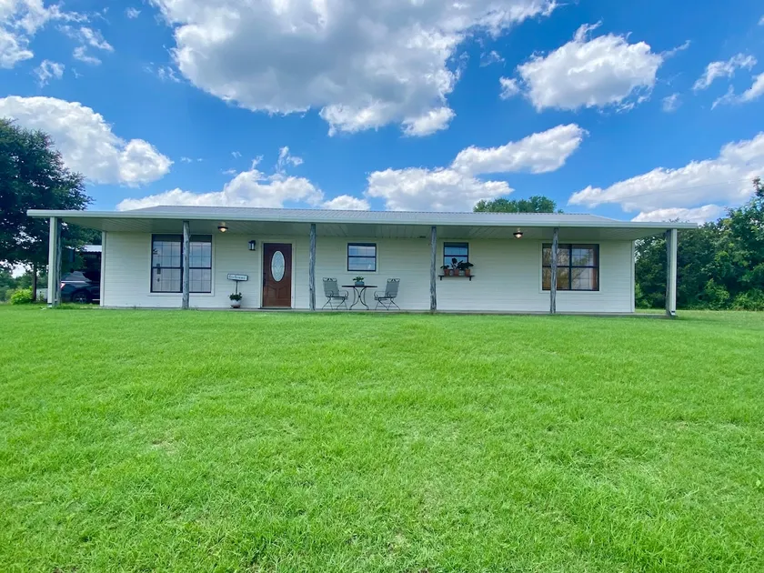 2-bedroom home on acreage. Open space/high ceiling - Image 1