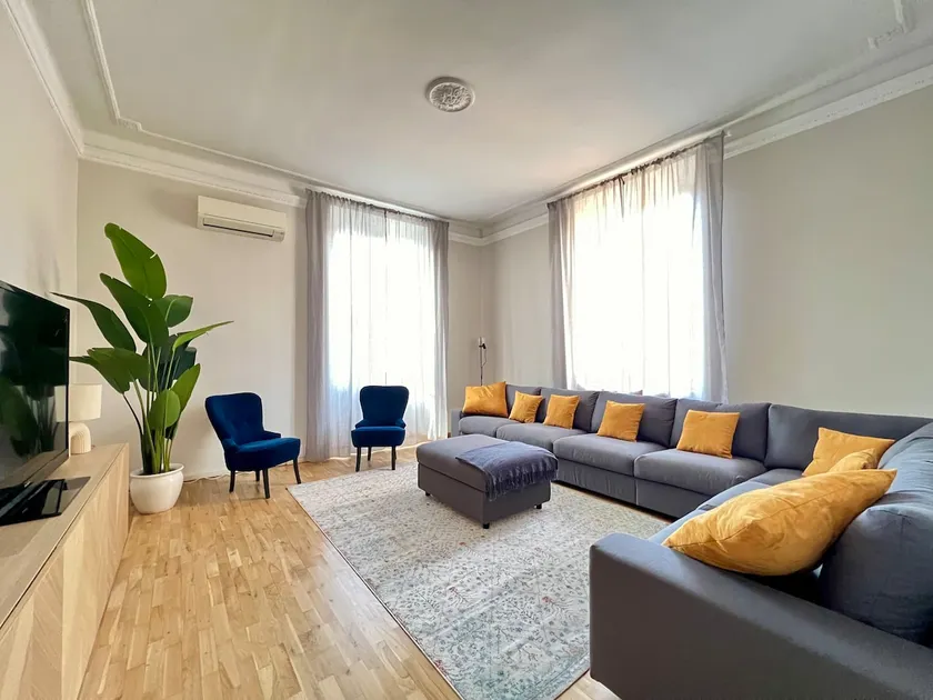 Luxury Central - 4 bedroom - 2 bathroom - Image 1