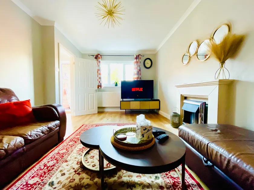 Tanglewood house Abergavenny with private parking - Image 1