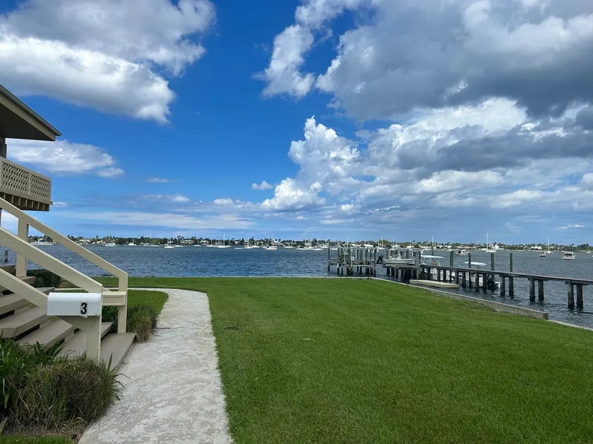 Beautiful condo with waterviews 3 miles from beach - Image 1