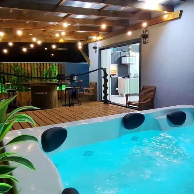 Beach house with bathtub / home theater, just for couples! - Image 1