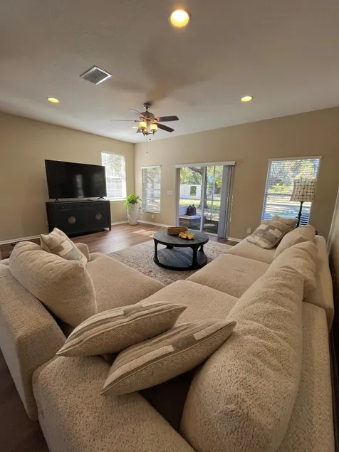 Stylish Retreat 1833sq ft/3BD/3BR Community Pool - Image 1