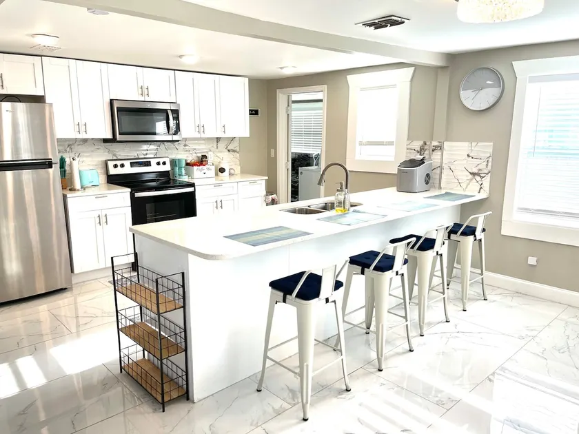Quiet & comfy stay in 2-bedroom house - big yard - Image 1