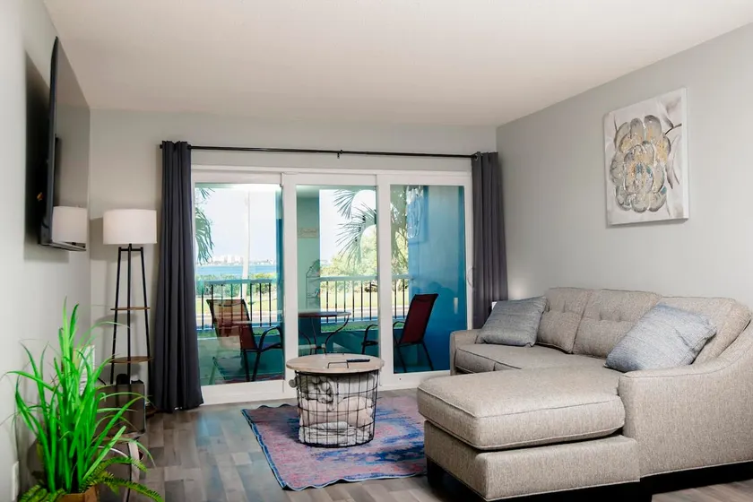 Relaxing waterfront retreat - Image 1