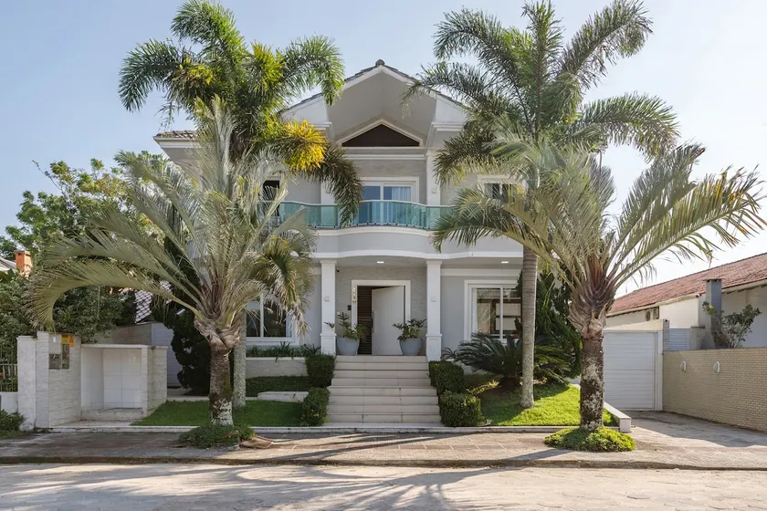 Jurerê Mansion 11 BEDROOMS 9 BATHROOMS 33 Guests 400 Meters from the Sea - Image 1