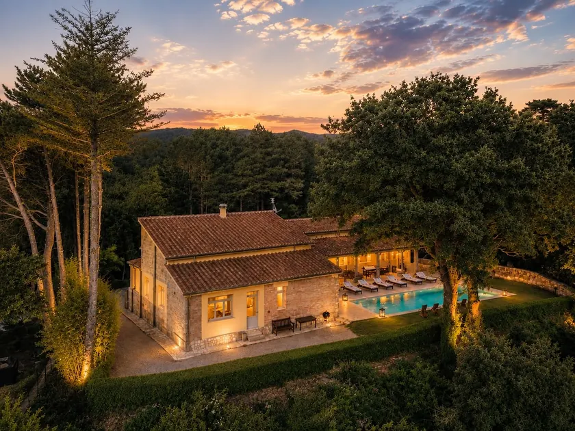 Spacious villa with swimming pool in Tuscany - Image 1