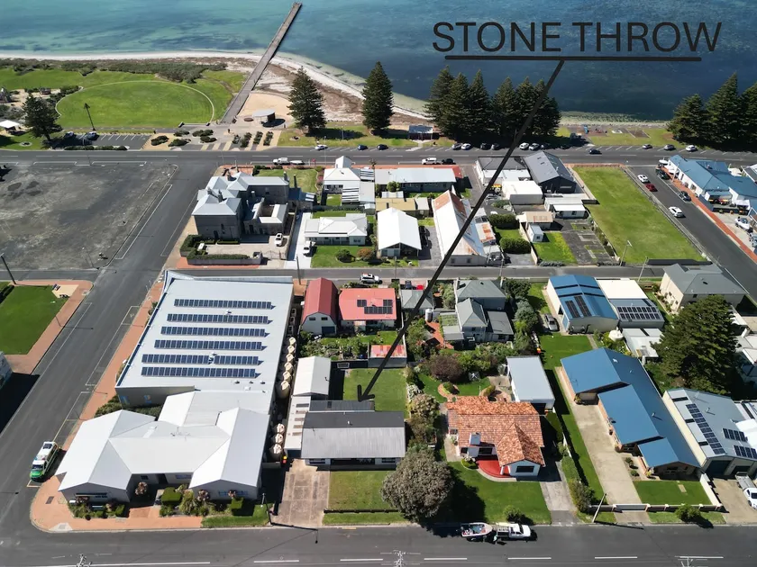 Stone throw - Image 1