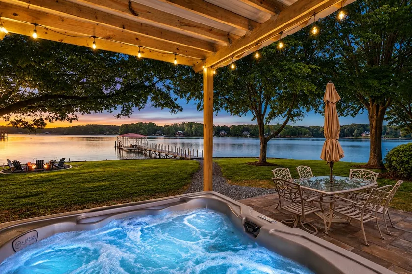 300 Degree Views, NEW HotTub, Firepit, Lighthouse - Image 1