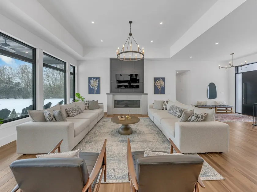 Luxurious Retreat in Port Alma - Image 1