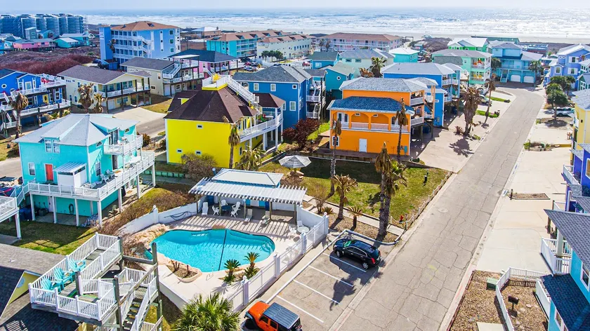 Beachside home w/ hot tub & beach access - Image 1