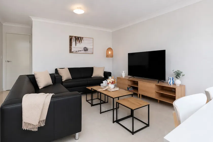 Private Acacia Ridge 1BR | Kitchen & Access | 6AS1 - Image 1