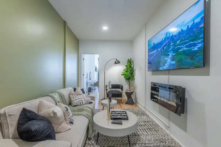 Calm Cocoon by Train+We Pay 1/2 Parking, Sleeps 6 - Image 1