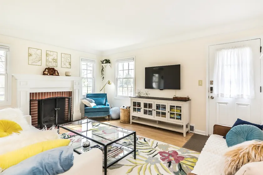 Parkside oasis: 3-Bed Home, walk to Big House - Image 1