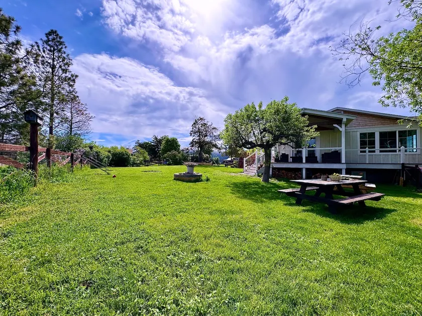 Cottage On Waterfowl Pond/Dog Friendly Fenced Yard - Image 1