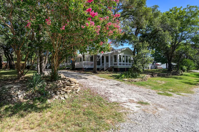 Lake Cottage w/Roof Top Deck, Hot Tub&Fire Pit - Image 1