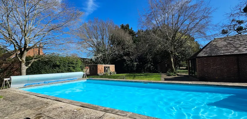 Luxury Barn - heated pool, hot tub & log burner - Image 1