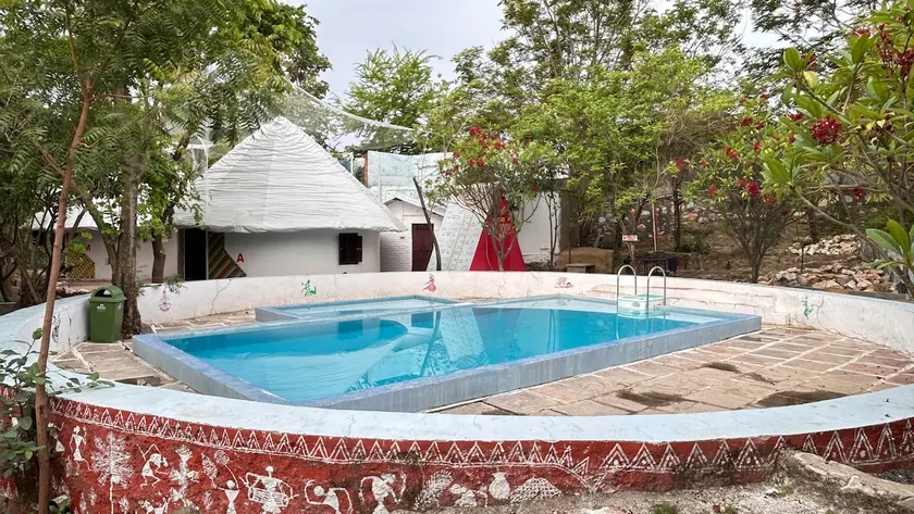 1BR Youtub Fetrd ArtVillage |Lake-Forest-Pool-Bird - Image 1