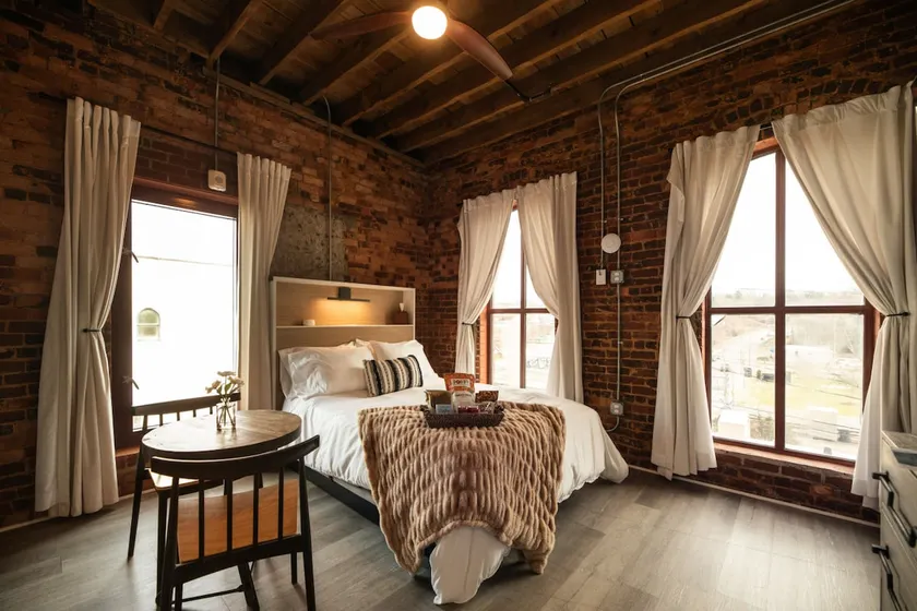 Studio Loft Dwntn, Top Floor, Corner room - Image 1