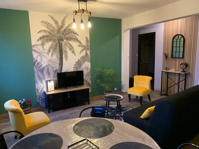 Renovated apartment with free parking space - Image 1