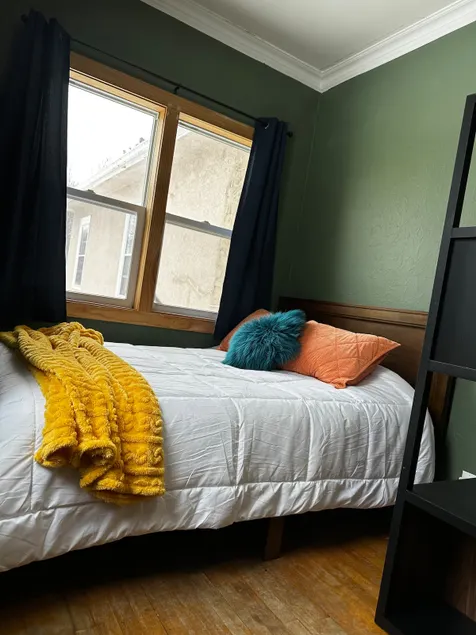2 Bed 1 Bathroom apt 1 - Image 1