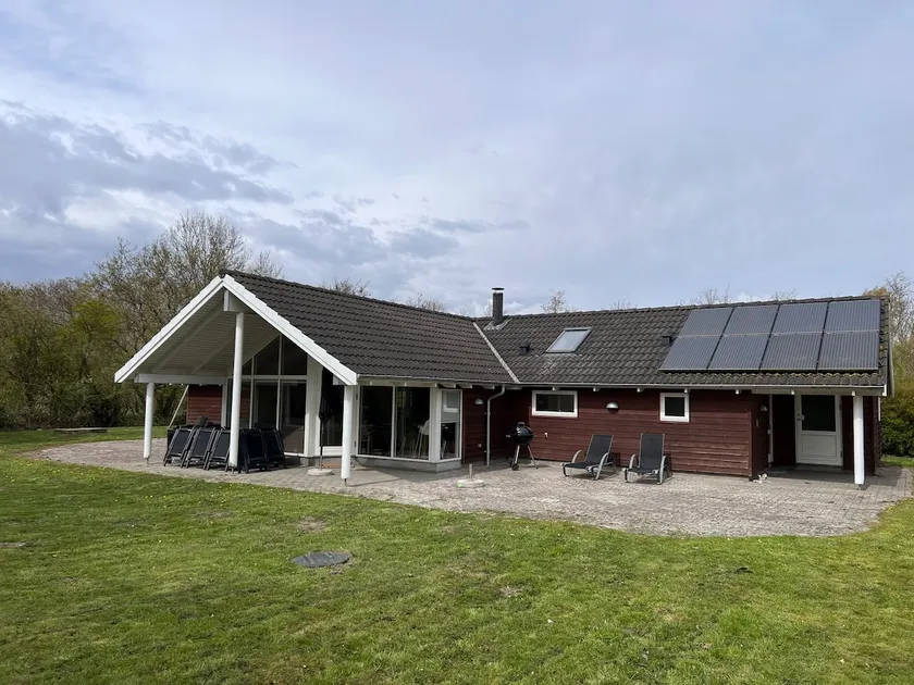 Beautiful cottage in scenic surroundings - Image 1