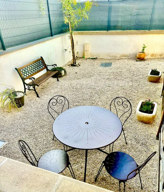 Cozy apartment with private courtyard & terrace - Image 1