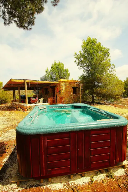Nice space in a natural setting with parking - Image 1