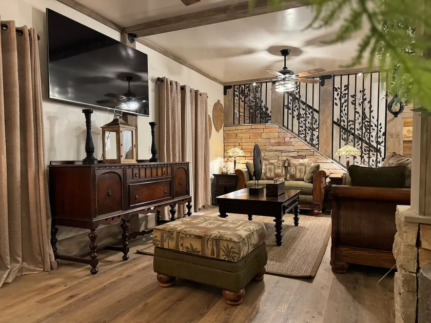 Rustic Solitude 5Bdr/4Bth/2940 sq ft Luxury Lodge - Image 1