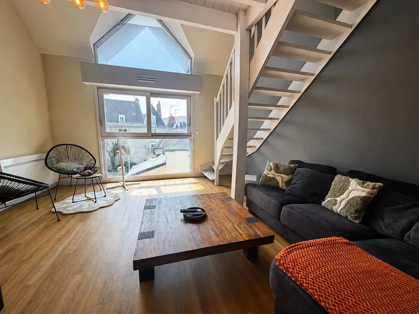 Bright duplex in the city center on the left bank of Laval - Image 1