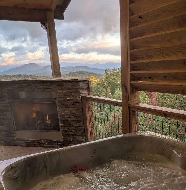 Modern cabin: hot tub, stunning views, fireplaces! - Image 1