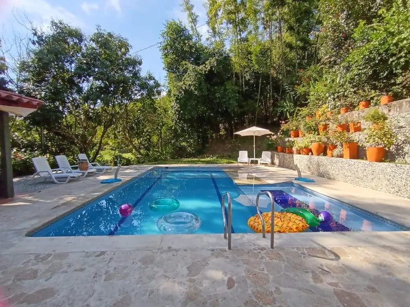 Beautiful relaxing estate with a pool - Image 1