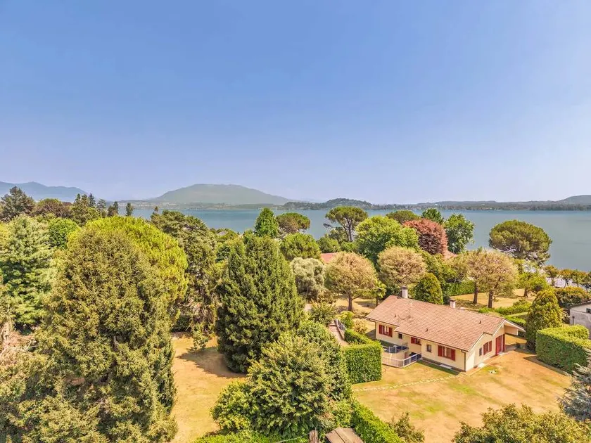 Large lakeside villa - Image 1