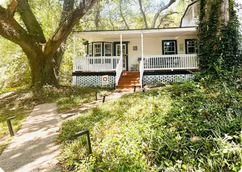Cici's Guest House - Image 1