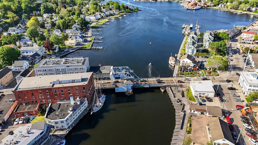 Charming Apt on Main St in Mystic! - Image 1