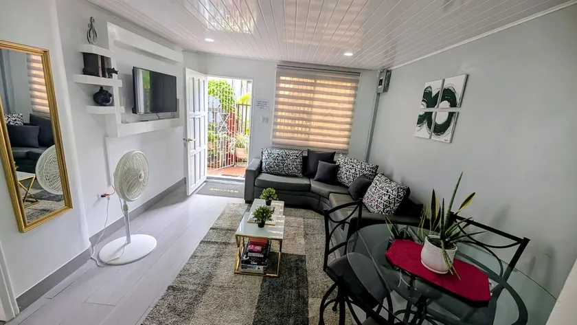 Chic Living Duex - Image 1