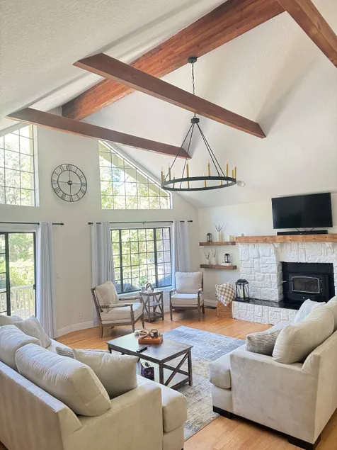 Woodsy Chic Family-Friendly Spacious Getaway - Image 1