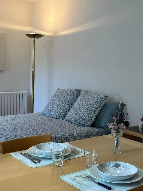 Charming studio + private parking – 10 mins from RER A - Image 1
