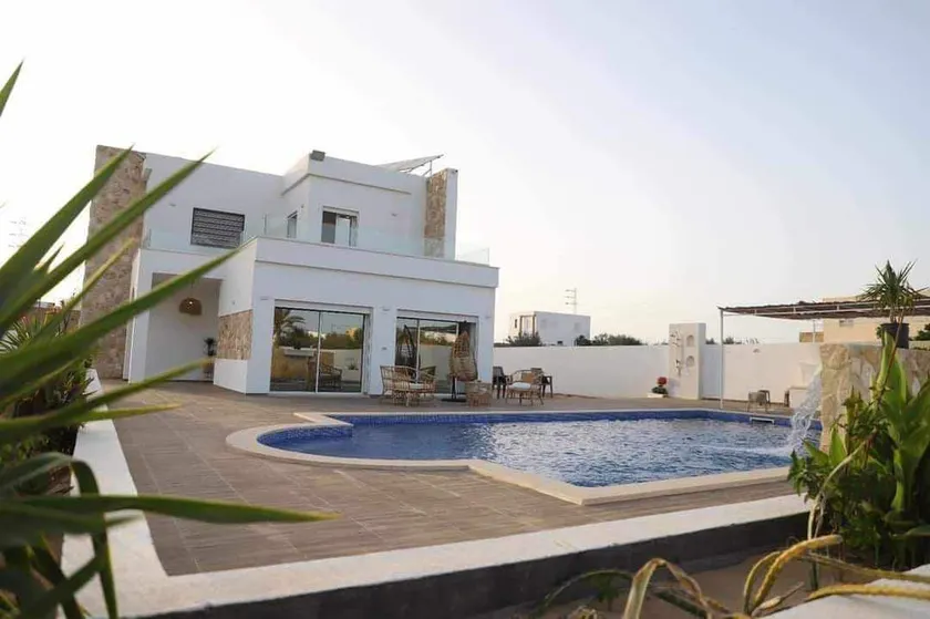 Beautiful 3 bedroom villa with pool - Image 1