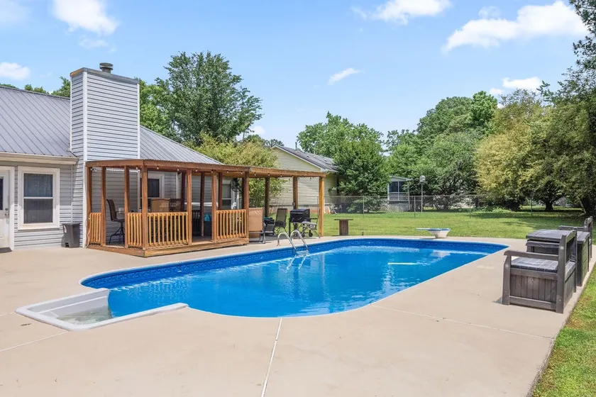 Race Weekend Retreat | Near Nascar| Sleeps 7| Pool - Image 1