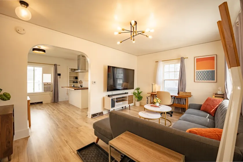 Chic Home + Chef’s Kitchen near UIUC, Carle, DT - Image 1