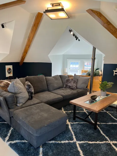 CRAFTSMAN’sUPSTAIRS! 3 bd rm w/impressive attic! - Image 1