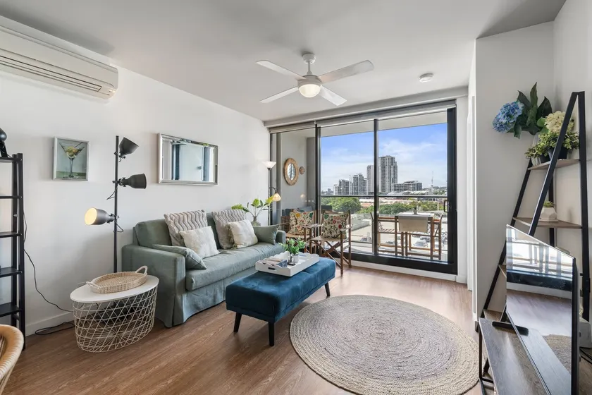Modern Homely 2BR APT w Parking Bowen Hills - Image 1