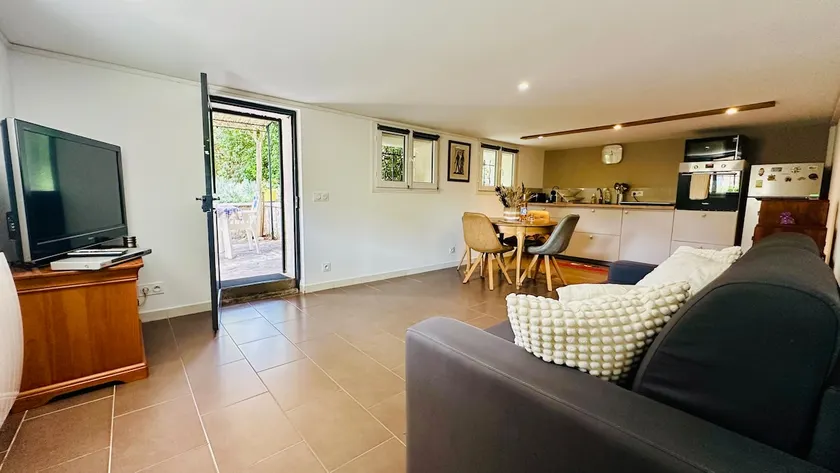 Cozy two-room apartment with a shaded terrace overlooking the garden - Image 1