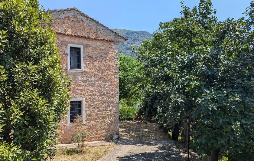 Italian Villa with Sea and Mountain Views - Image 1