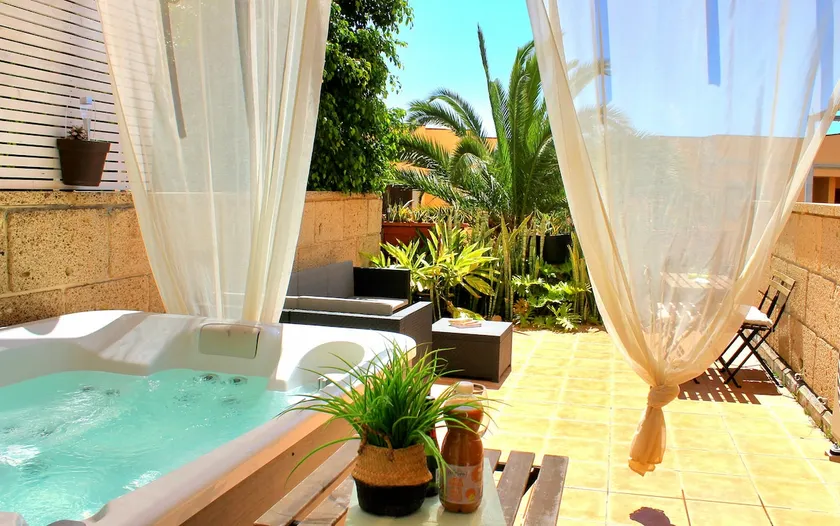 Ke Casetta Tenerife – Stylish Duplex Jacuzzi - Image 1