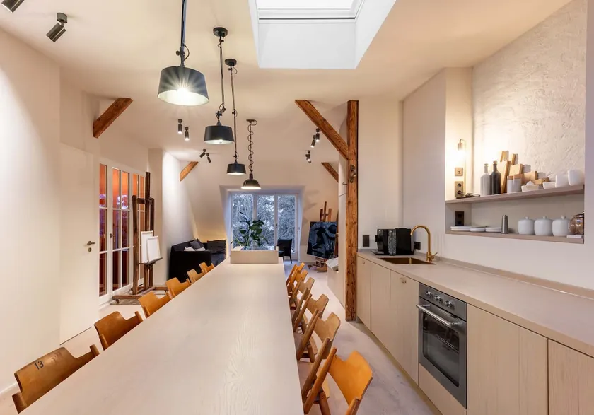 Space for friends, conviviality and relaxation - Image 1