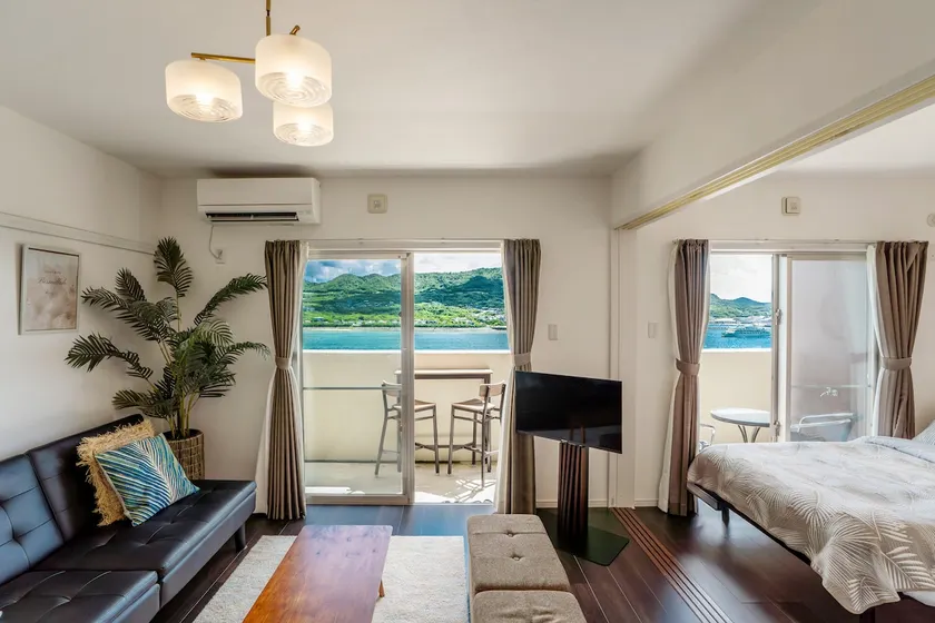 Room with sea view * 15 minutes by car to Churaumi Aquarium * 10 minutes by car to Starbucks * 25 minutes by car to JUNGLIA Okinawa * MK618 - Image 1